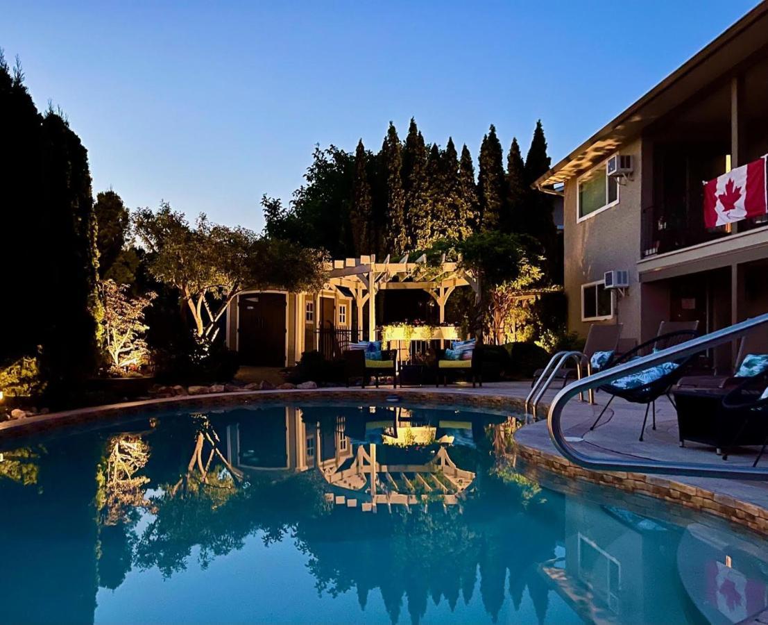 A Vista Villa Couples Retreat Келоуна Екстериор снимка