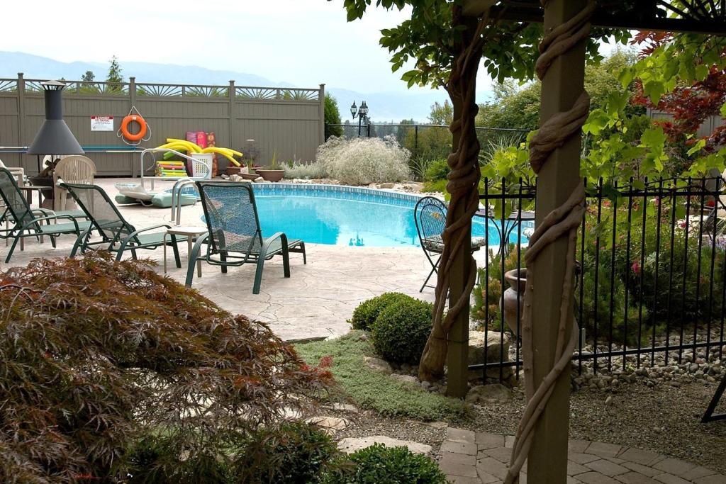 A Vista Villa Couples Retreat Келоуна Стая снимка