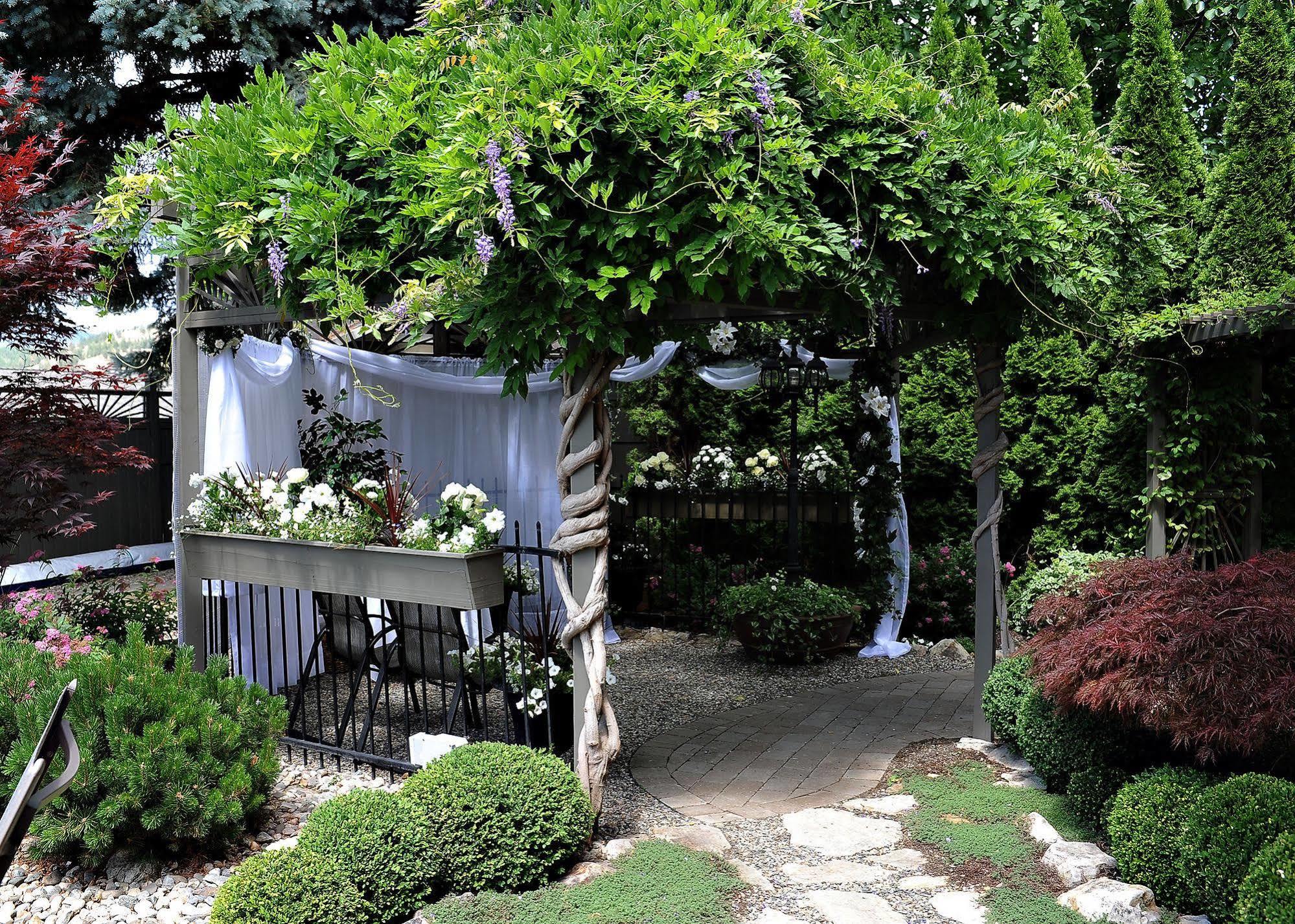 A Vista Villa Couples Retreat Келоуна Екстериор снимка